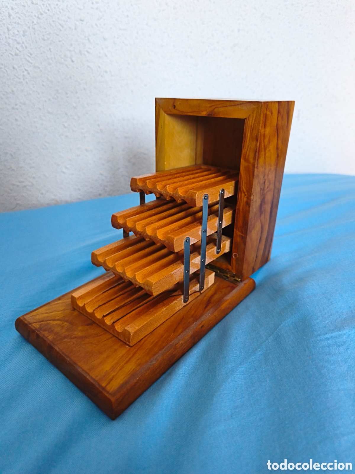 Antig&uuml;edades: Caja de cigarros o cigarrera de madera