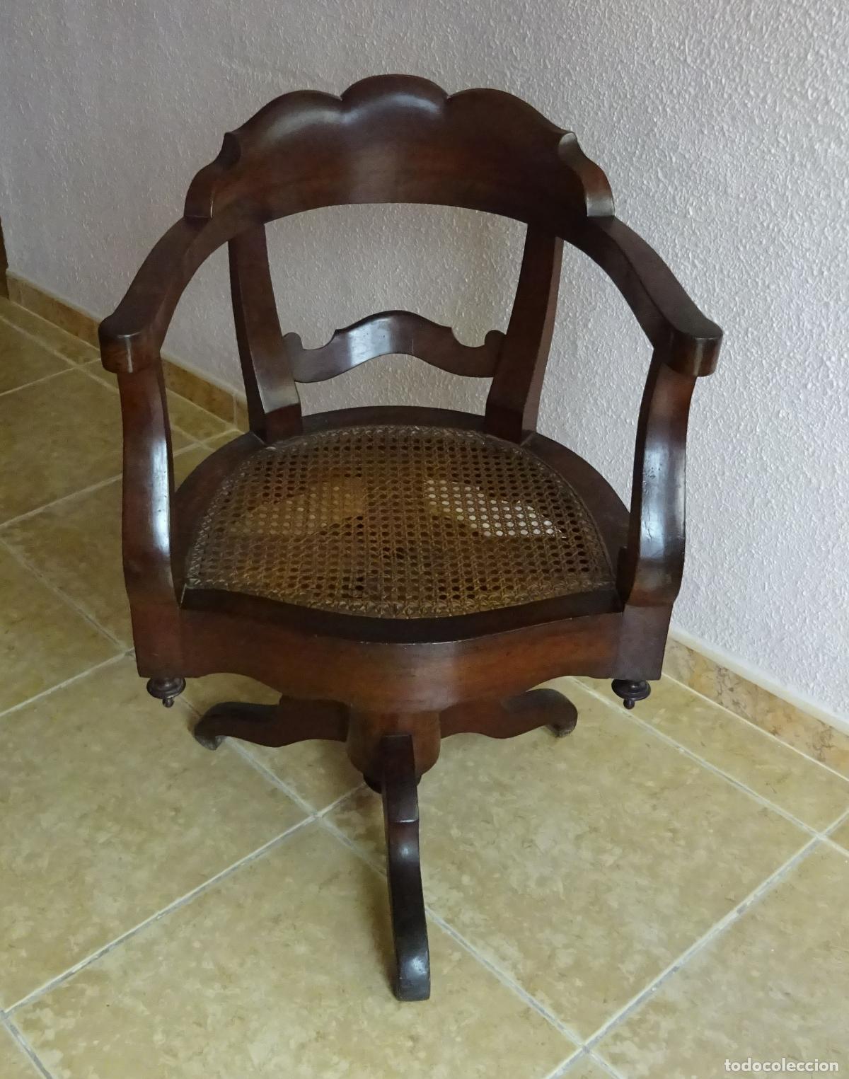 Antig&uuml;edades: SILL&Oacute;N GIRATORIO DE MADERA CON ASIENTO DE REJILLA. PARA RESTAURAR