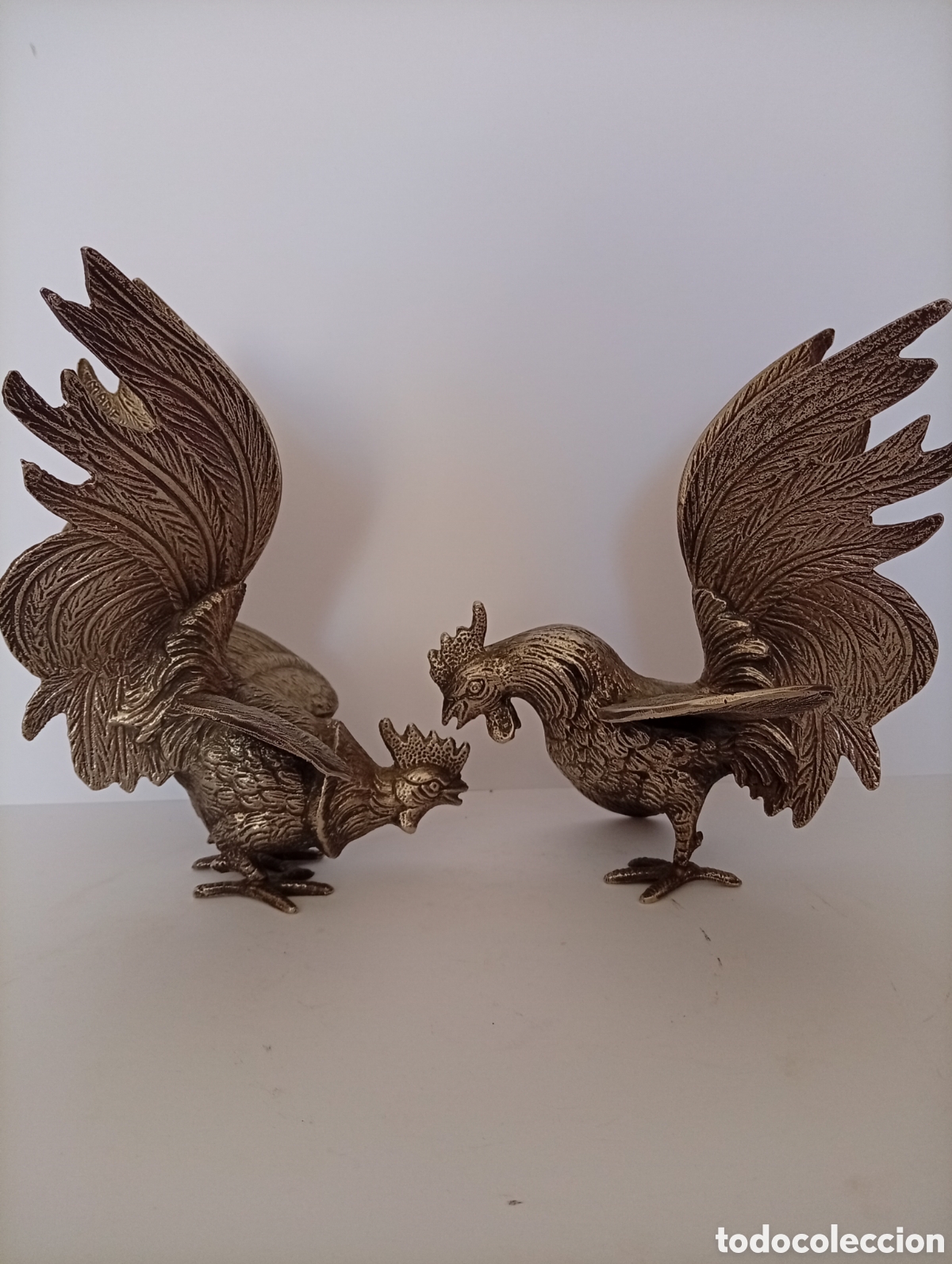 Antig&uuml;edades: Pareja gallos de pelea de metal plateado