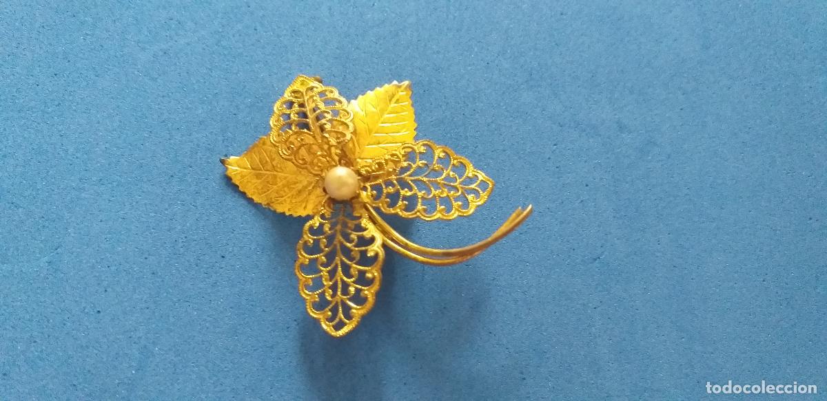 Antig&uuml;edades: Antiguo broche dorado. Forma de flor. - Foto 2