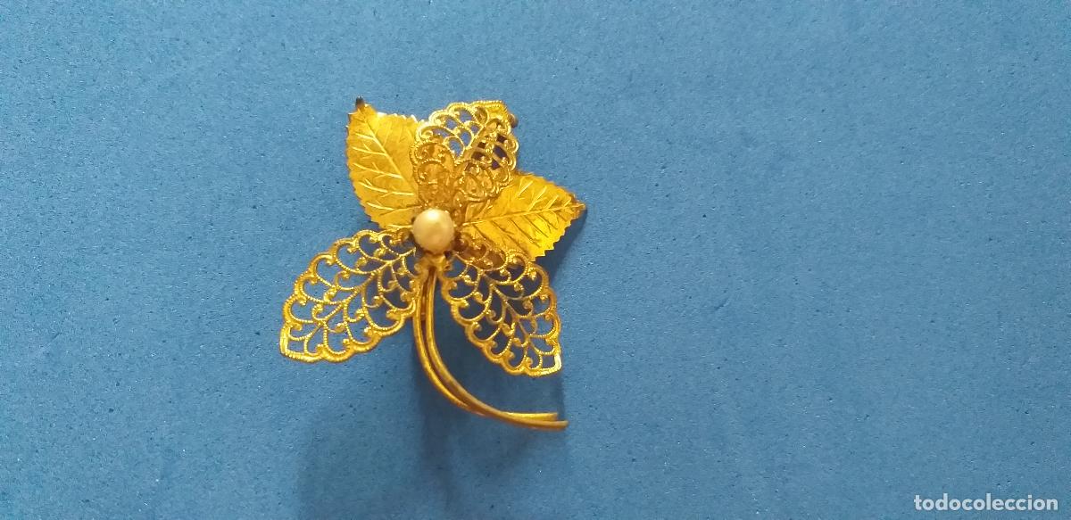Antig&uuml;edades: Antiguo broche dorado. Forma de flor.