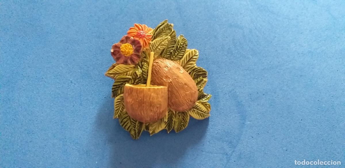 Antig&uuml;edades: Broche. Bebida en un coco hojas y flores. Resina. Alfiler