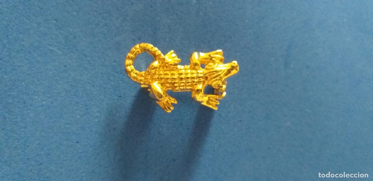 Antig&uuml;edades: Peque&ntilde;o Broche con figura de cocodrilo. Caim&aacute;n. Dorado. Alfiler.
