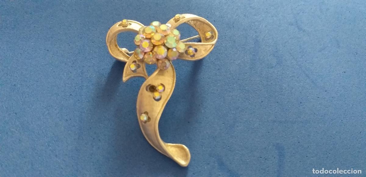 Antig&uuml;edades: BROCHE DE ALFILER PARA SOLAPA. FORMA DE LAZO. METAL PLATEADO Y PIEDRAS