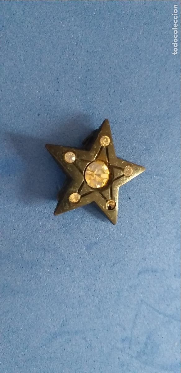 Antig&uuml;edades: Broche antiguo. Estrella de cinco puntas. PVC y piedras. Negro. Alfiler