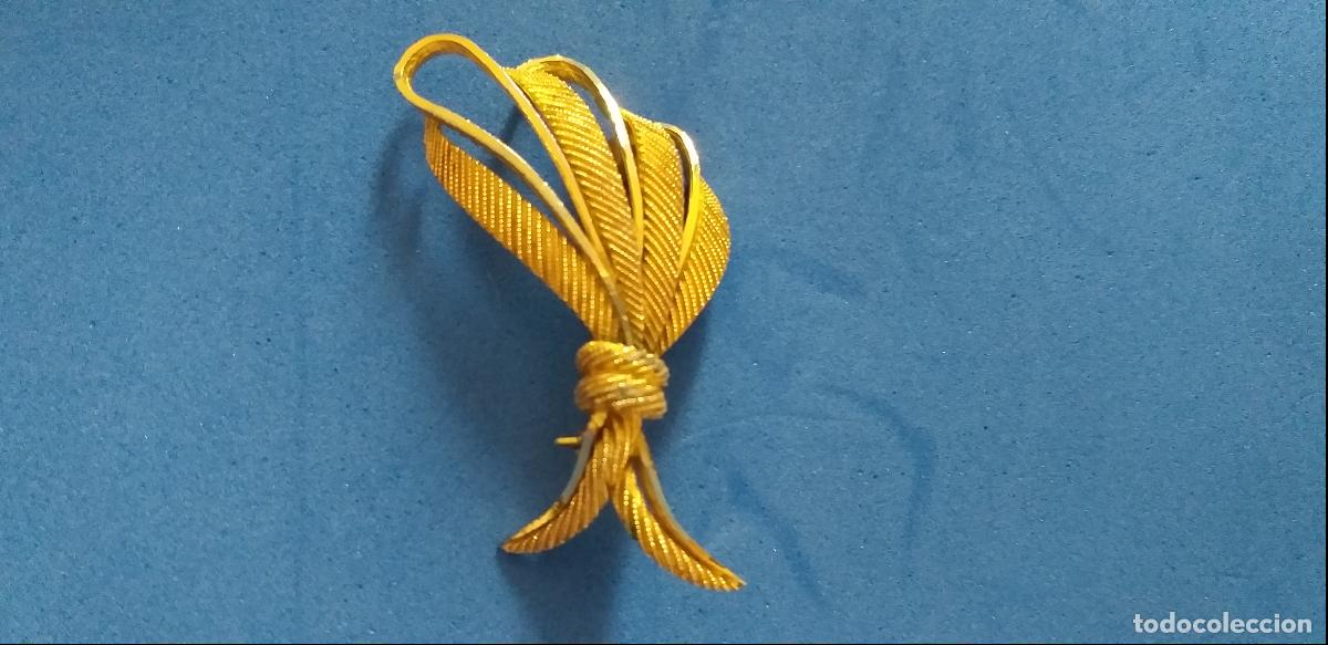 Antig&uuml;edades: BROCHE DE ALFILER PARA SOLAPA. FORMA DE LAZO. METAL DORADO.