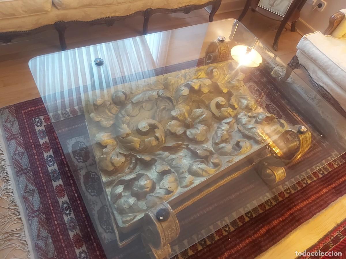 Antig&uuml;edades: Exclusiva Mesa de Centro con Retablo Barroco Tallado y Estructura de Hierro