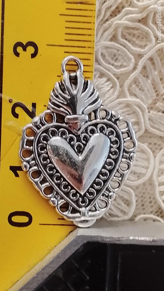 Antig&uuml;edades: EXVOTO CORAZON METAL CON PU&Ntilde;AL PARA PEQUE&Ntilde;A VIRGEN DE VESTIR NI&Ntilde;O JESUS METAL SEMANA SANTA