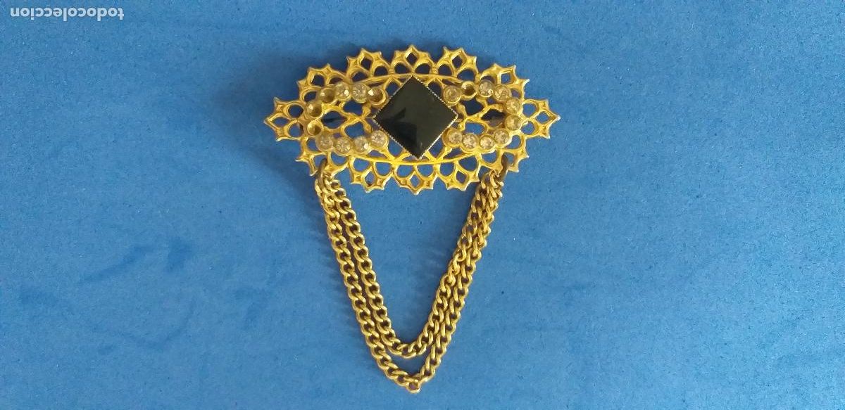 Antig&uuml;edades: Broche dorado y piedra negra. Cadena. Alfiler.