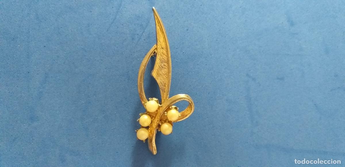 Antig&uuml;edades: Broche de metal dorado. Forma de lazo. Perlas de IMITACION