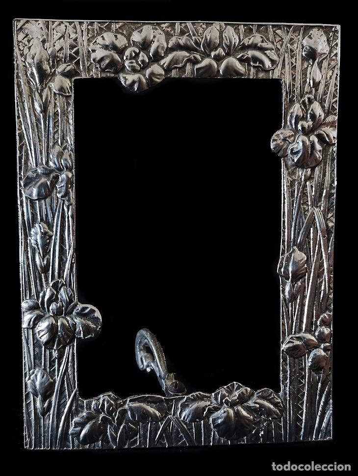 Antig&uuml;edades: c.1900 HERMOSO ART NOUVEAU MARCO MODERNISTA DE FOTOGRAF&Iacute;A EN METAL PLATEADO CON DECORACI&Oacute;N DE IRIS