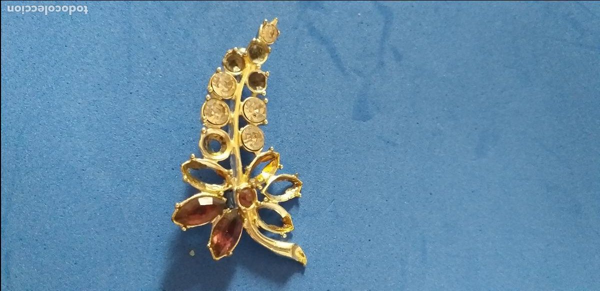 Antig&uuml;edades: Broche antiguo. Forma de flor. Metal y piedras moradas y trasparentes. Alfiler
