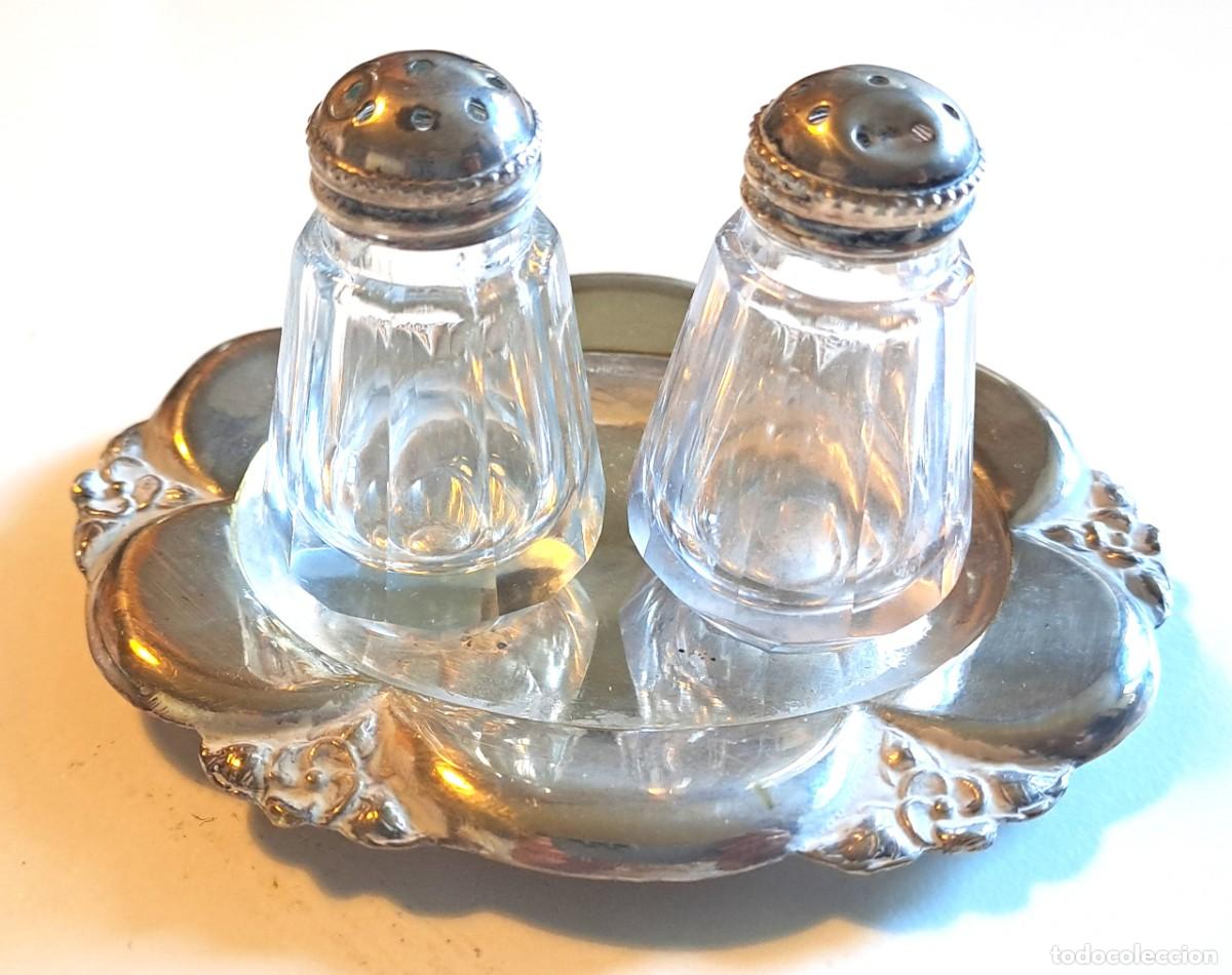 Antig&uuml;edades: JUEGO DE SALERO Y PIMENTERO VINTAGE DE CRISTAL CON TAPAS METALICAS y bandeja