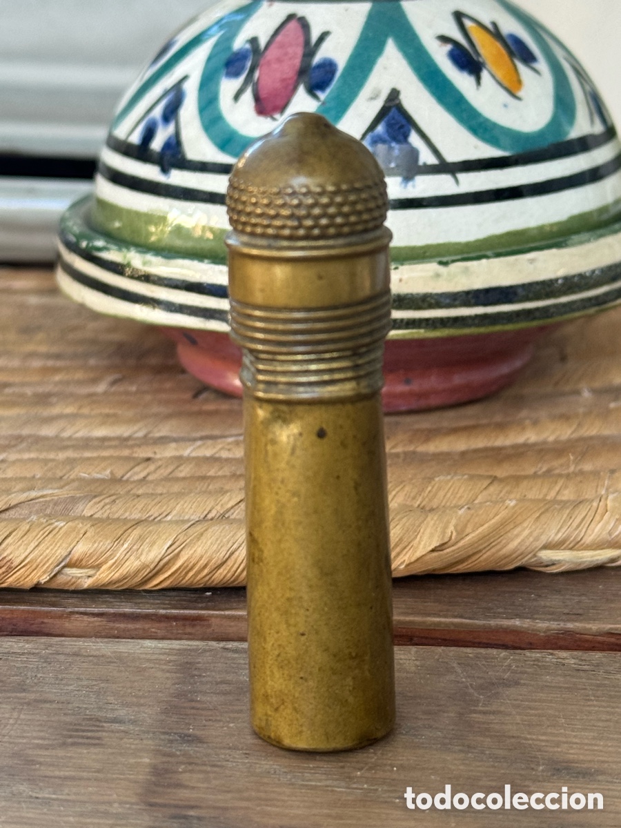 Antig&uuml;edades: Antiguo costurero de viaje en lat&oacute;n con dedal roscado &ndash; ca. 1890-1930