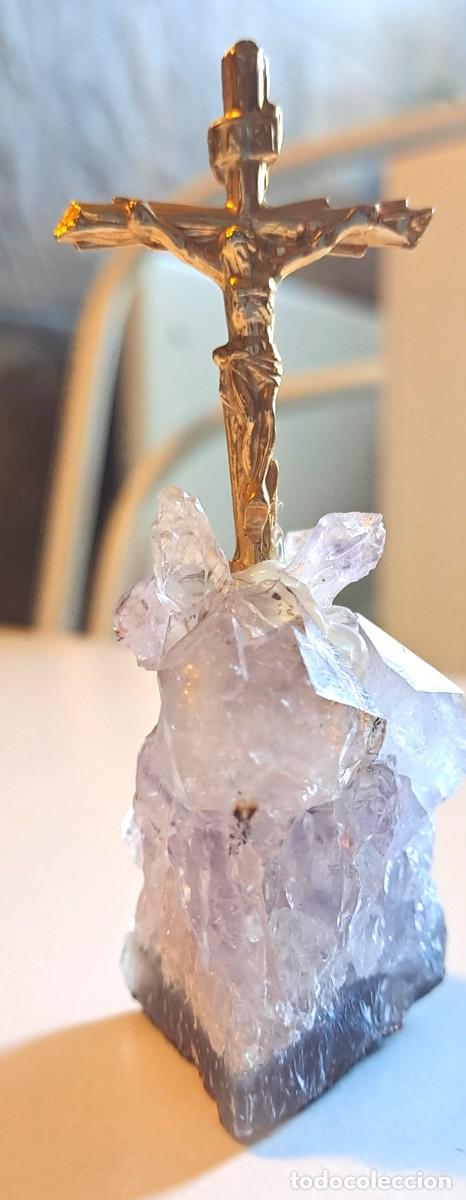 Antig&uuml;edades: PEQUE&Ntilde;A GEODA AMATISTA CON CRISTO CHAPADO EN ORO