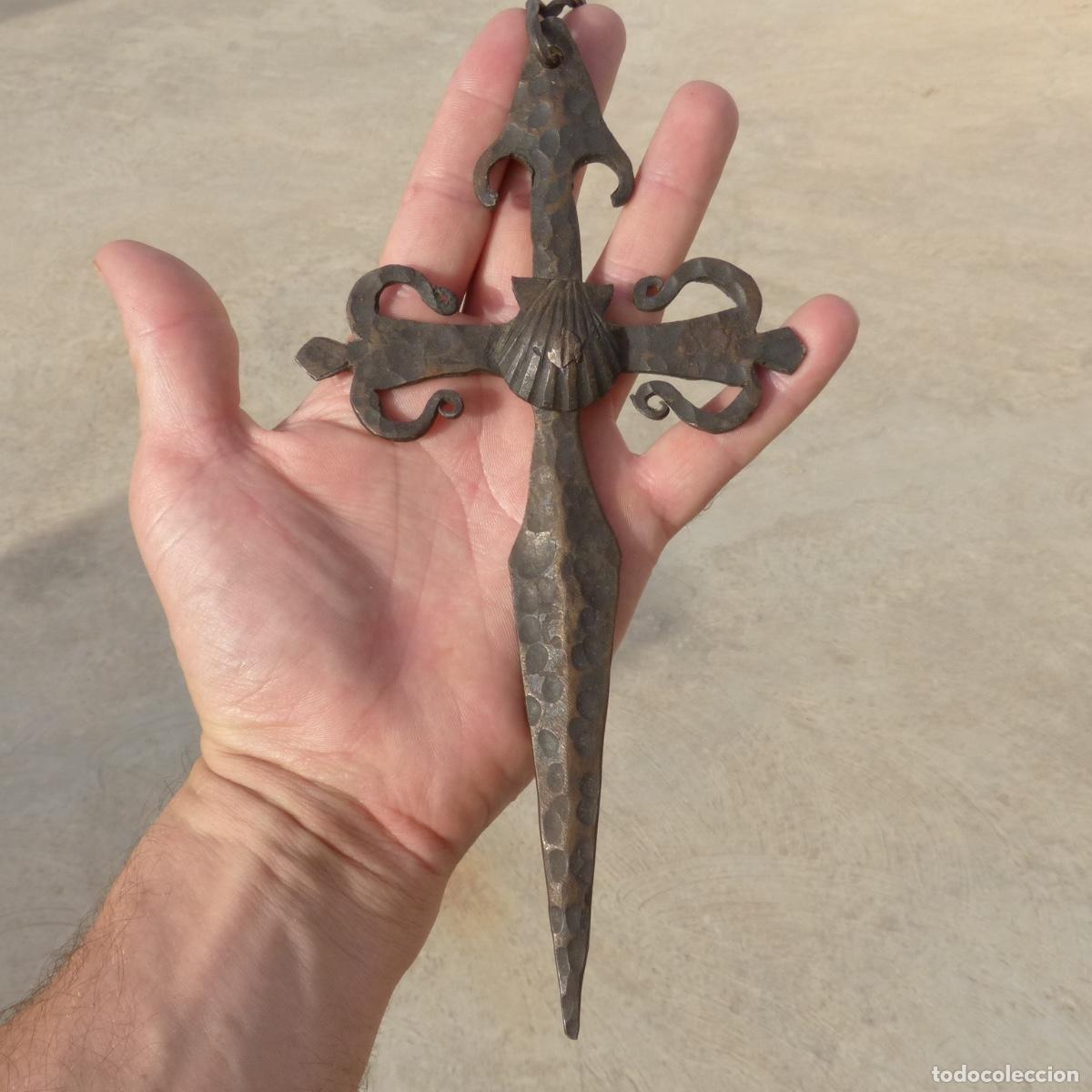 Antig&uuml;edades: Cruz de santiago en forja, buen tama&ntilde;o, 22,5x11cm. 149gr.