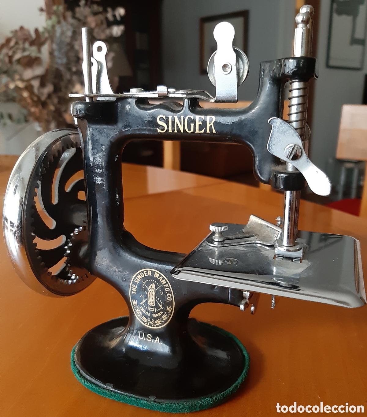 Antig&uuml;edades: M&aacute;quina de coser Singel, juguete y viaje. Original.