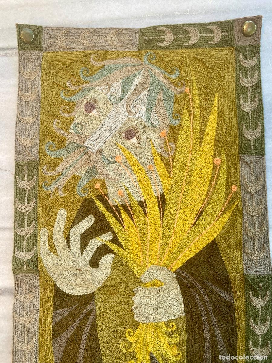 Antig&uuml;edades: Elisabeth Baillon, tapiz antiguo, hombre con ramo, 1960&rsquo;s, firmado. 62,5x31cm