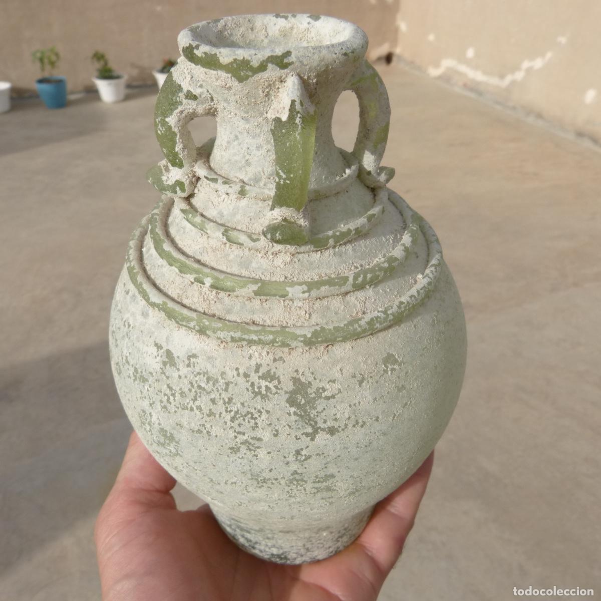 Antig&uuml;edades: Bonita botella de vidrio soplado y envejecido, pieza de imitacion. 397gr. 19cm