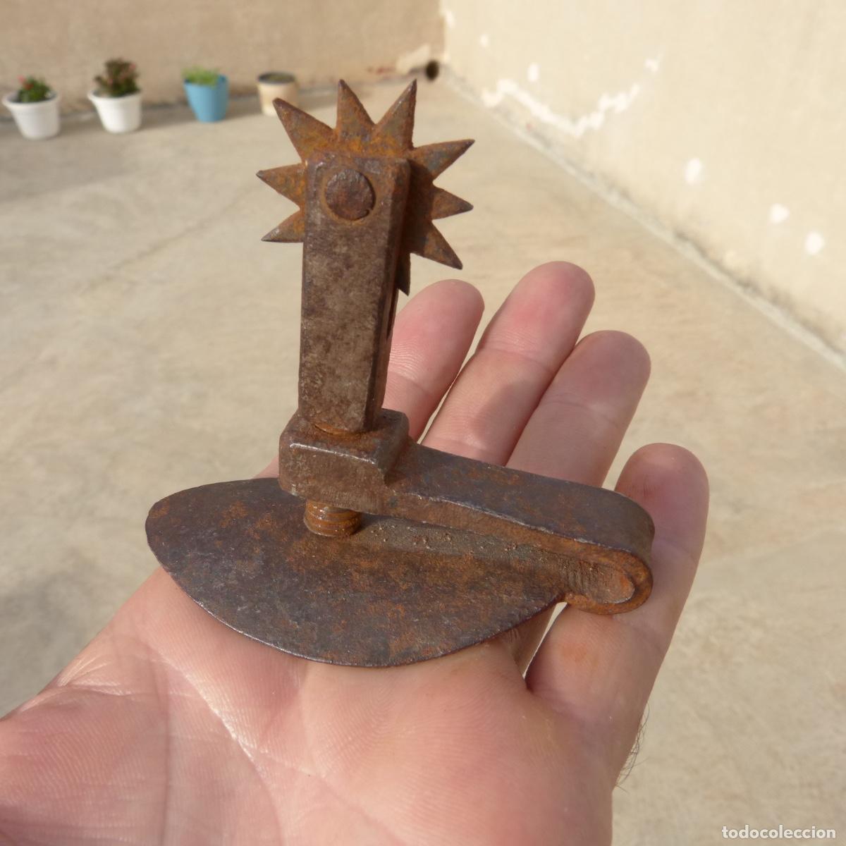 Antig&uuml;edades: Curiosa y antigua espuela de forja con tornillo, 105gr.