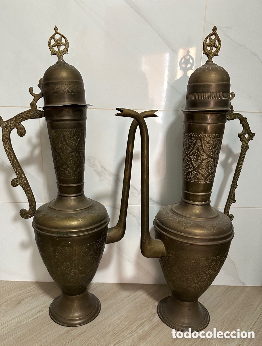 Antig&uuml;edades: Pareja de grandes aguamaniles isl&aacute;micos del siglo XIX (80 cm)