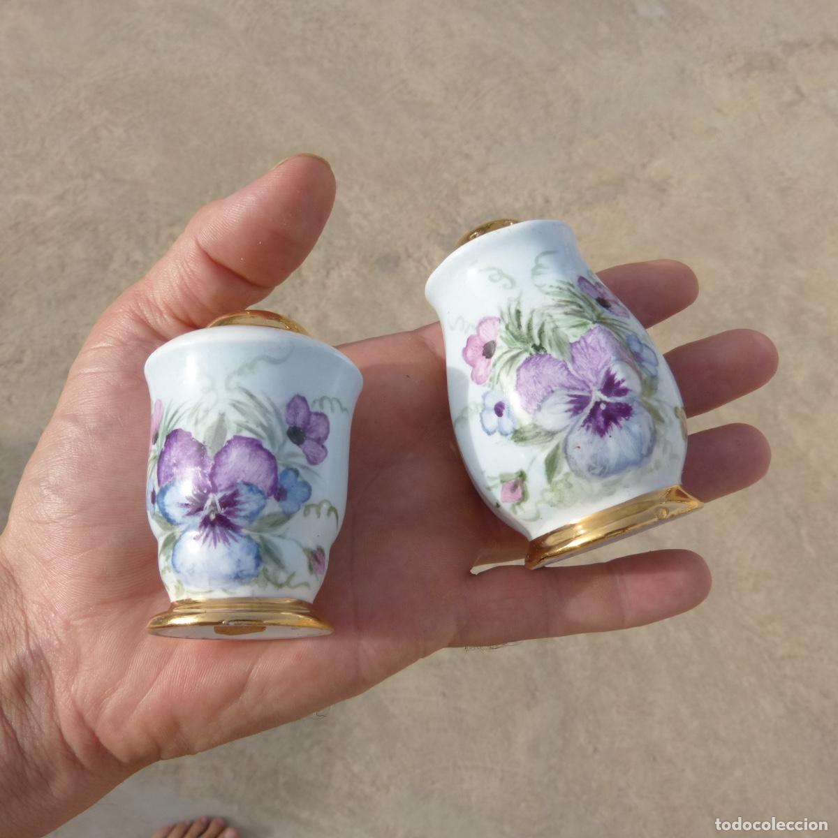 Antig&uuml;edades: Pareja, pimentero y salero de porcelana con decoracion floral. E.m keating. 115gr. 8 y 7 cm.