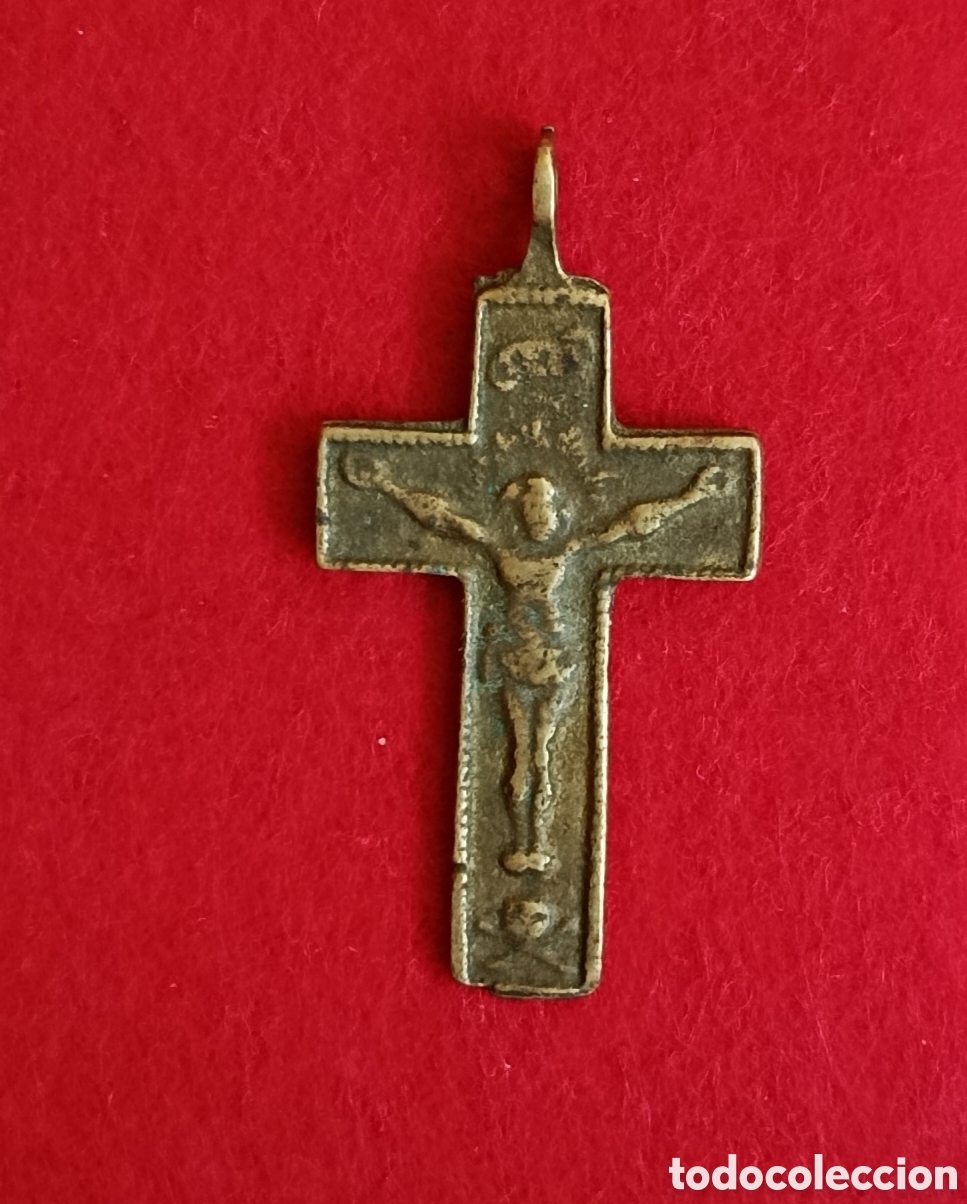 Antig&uuml;edades: Antigua cruz de bronce. Delante crucificado y detr&aacute;s s&iacute;mbolos de la Pasi&oacute;n de Cristo (siglo XVIII)