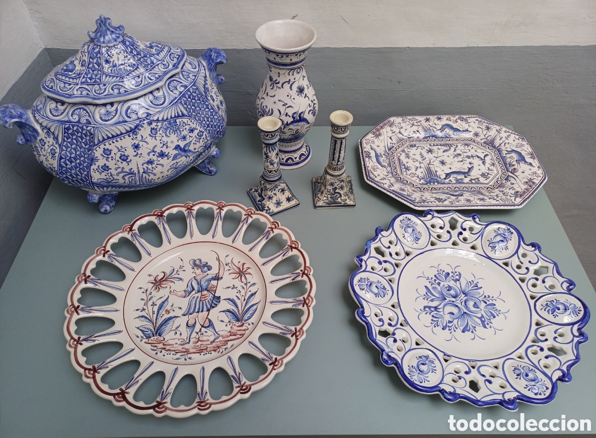 Antig&uuml;edades: Varias piezas de cer&aacute;mica portuguesa. Portugal. Sopera, platos, candelabros