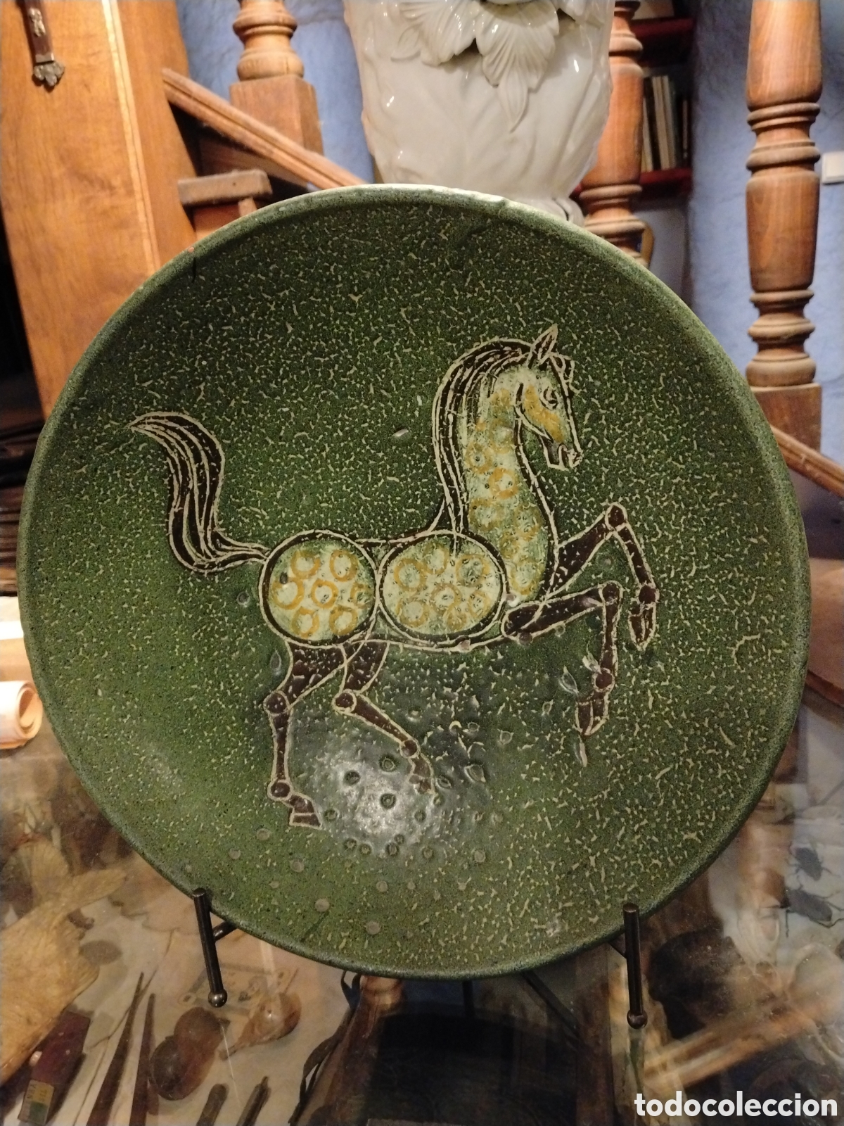 Antig&uuml;edades: Plato de cer&aacute;mica Alfaraz dise&ntilde;o de Miguel Dur&aacute;n-Loriga. Caballo al trote.