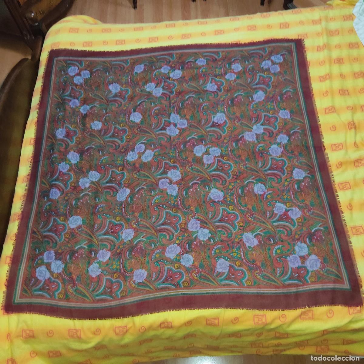 Antig&uuml;edades: Pa&ntilde;uelo Merino o manton color burdeos con estampado cachemira con flores.Vintage.