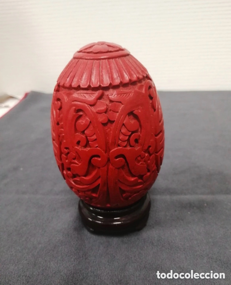 Antig&uuml;edades: Antiguo huevo en cinabrio, laca china roja, arte oriental