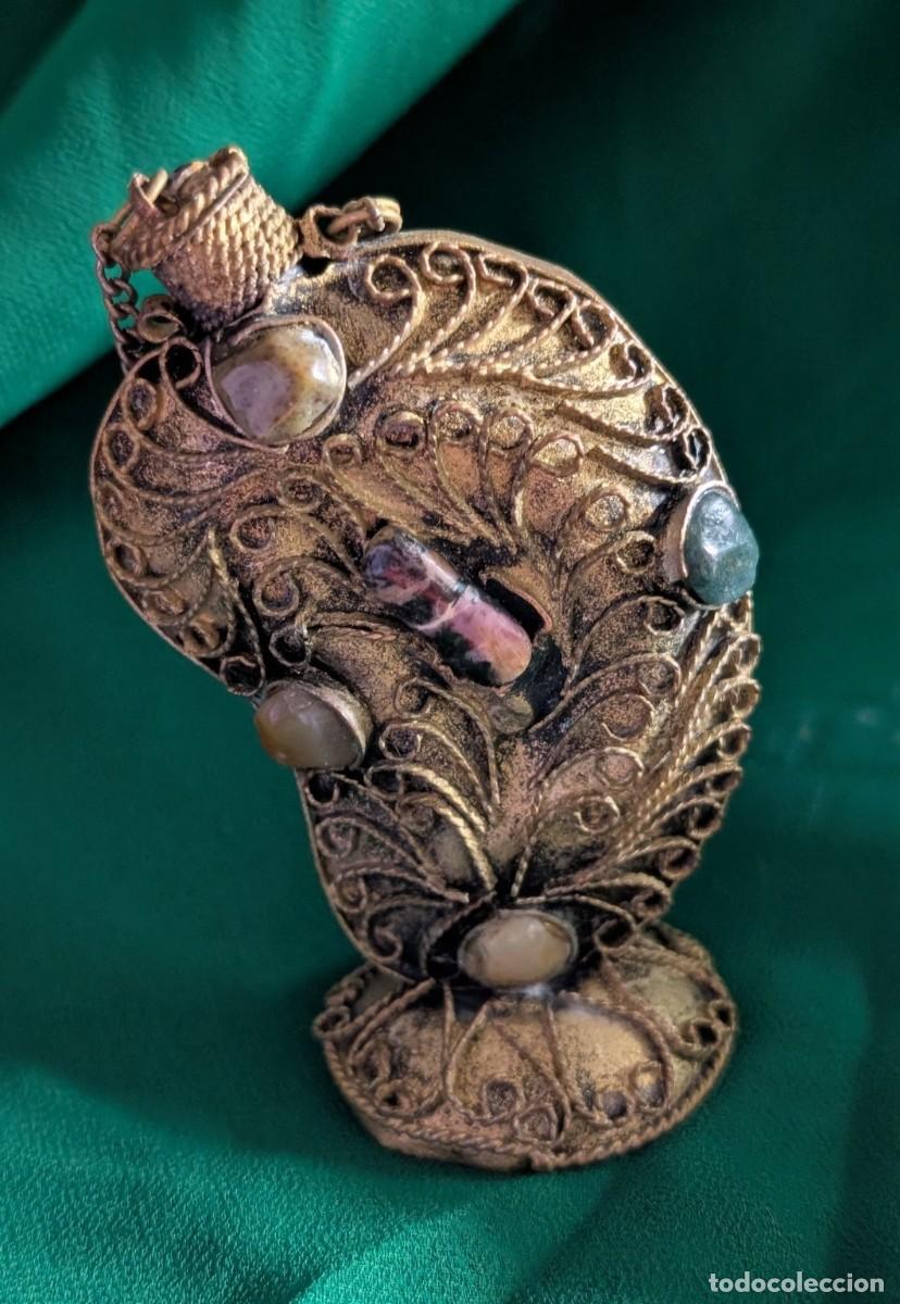 Antig&uuml;edades: Perfumero vintage de metal con cabujones multicolor y tap&oacute;n con cadena