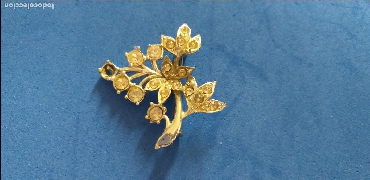 Antig&uuml;edades: Broche en forma de ramo de flores. Plateado. Piedras peque&ntilde;as. 4 cm.