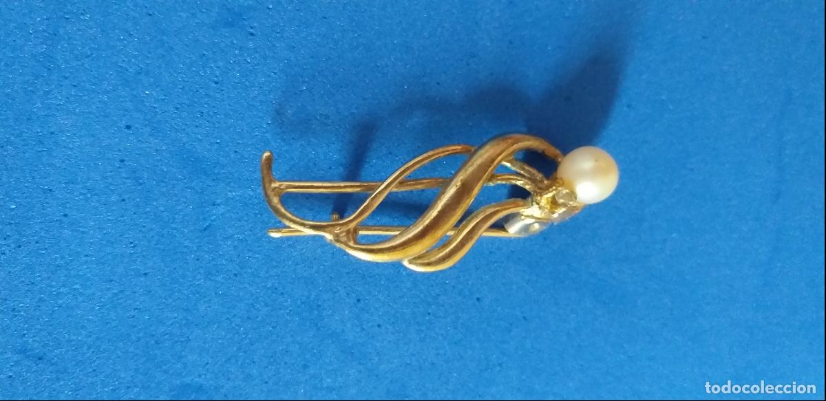 Antig&uuml;edades: BROCHE ALFILER. DORADO PIEDRA Y PERLA DE IMITACION