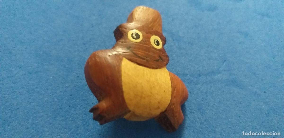 Antig&uuml;edades: Broche en forma de rana. Madera - Foto 2