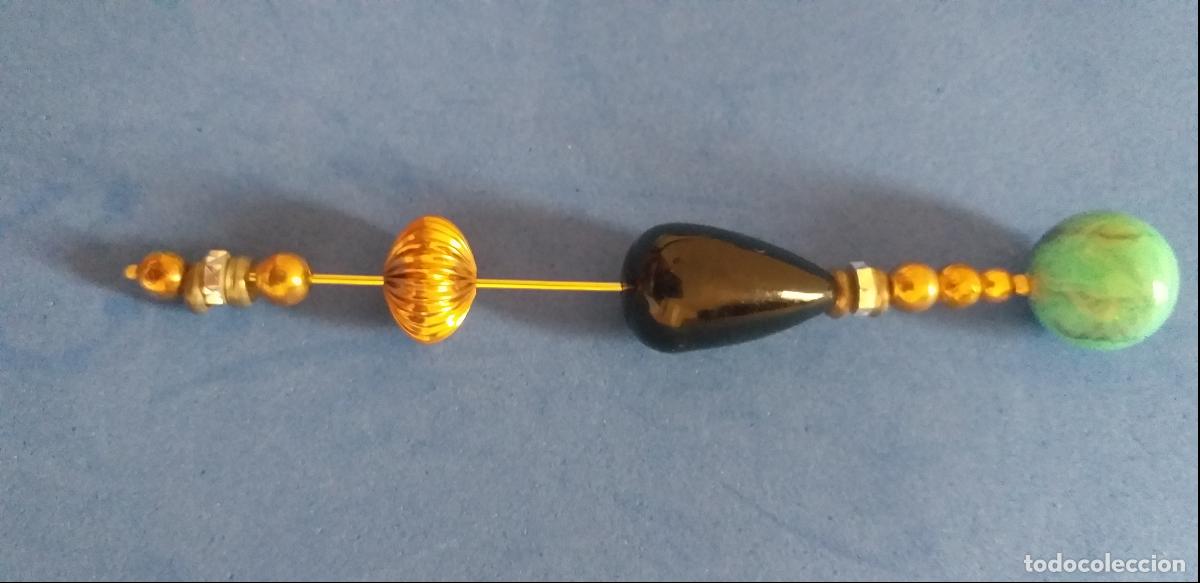 Antig&uuml;edades: Broche Alfiler. Complemento. Varias cuentas diferentes. 12 cm. - Foto 2