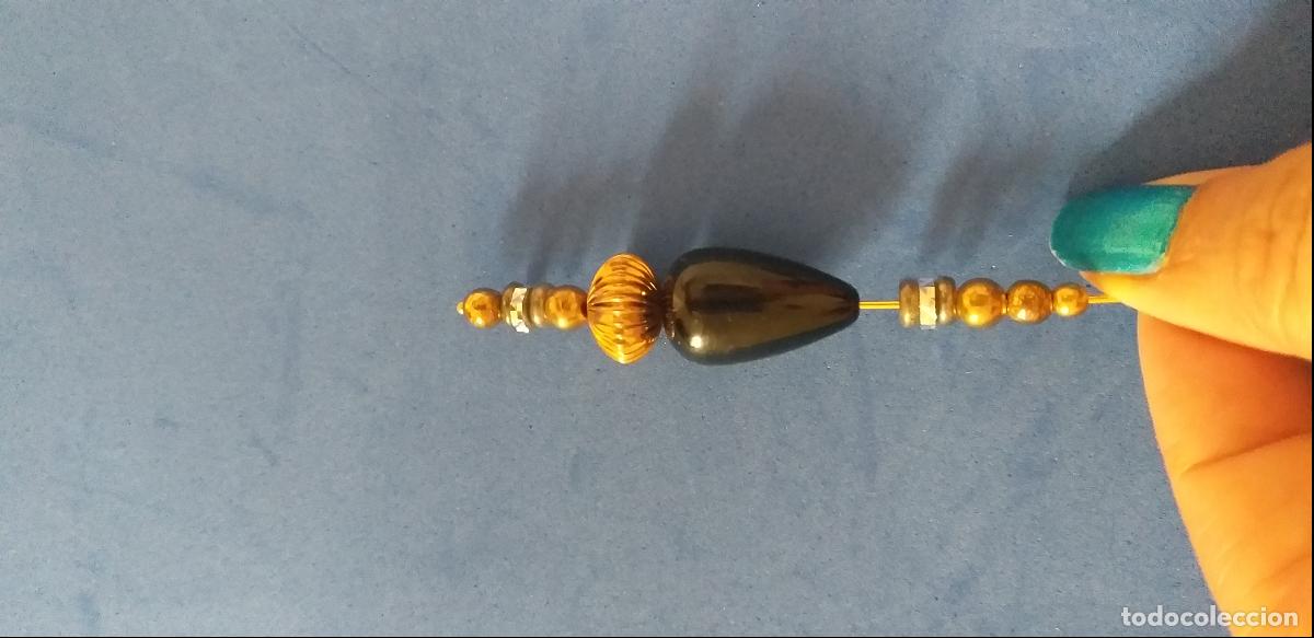 Antig&uuml;edades: Broche Alfiler. Complemento. Varias cuentas diferentes. 12 cm. - Foto 3