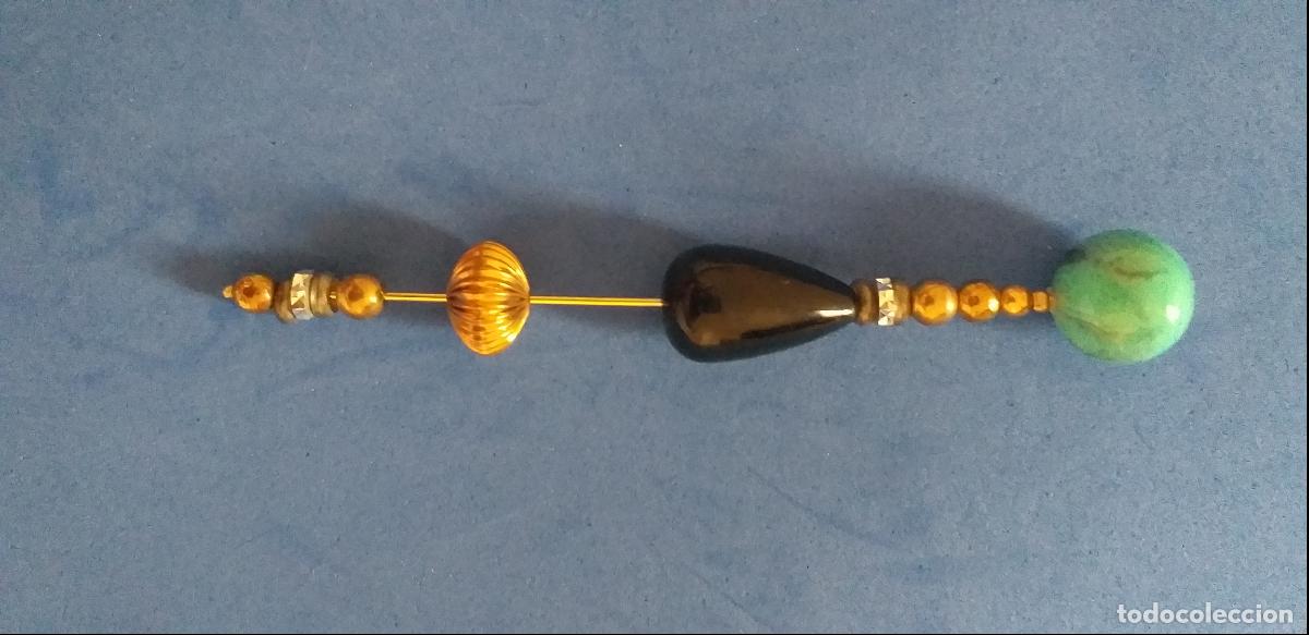 Antig&uuml;edades: Broche Alfiler. Complemento. Varias cuentas diferentes. 12 cm.