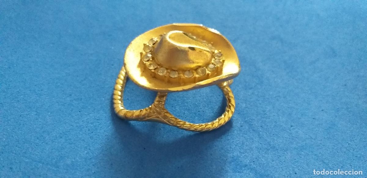 Antig&uuml;edades: BROCHE DE OJAL PARA SOLAPA. FORMA DE SOMBRERO. METAL DORADO Y PIEDRAS.