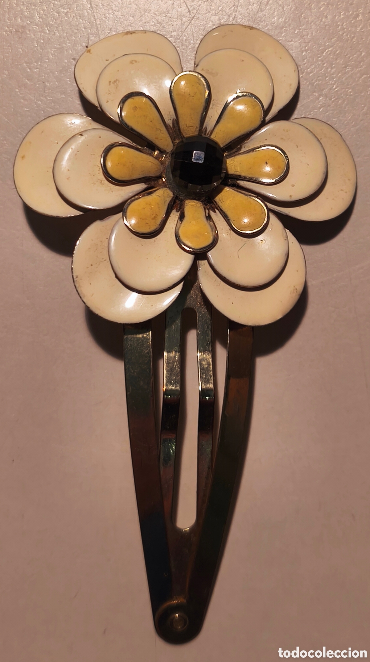 Antig&uuml;edades: Broche de la d&eacute;cada de 1940, esmaltado.