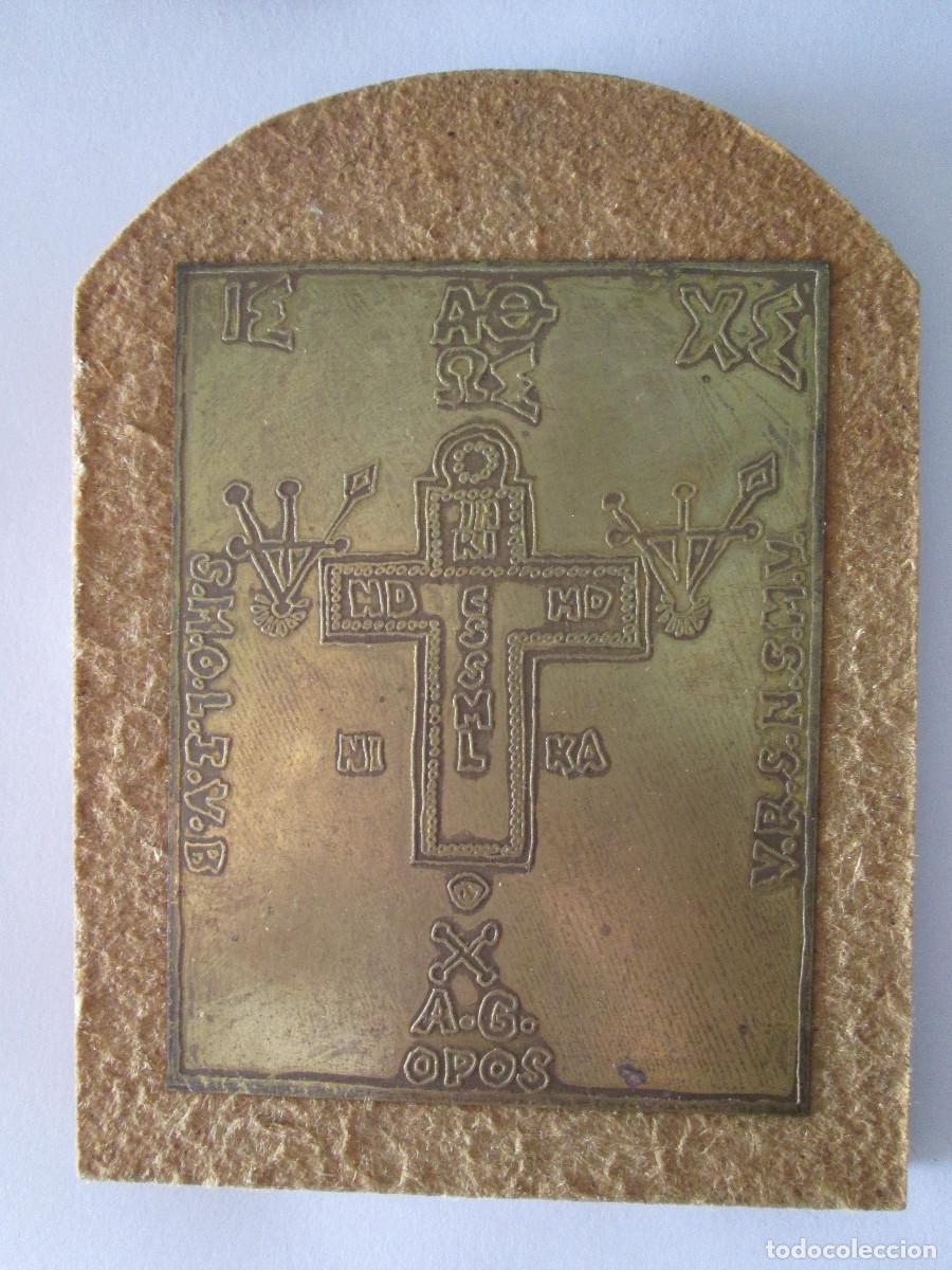 Antig&uuml;edades: PLACA METAL SOBRE MADERA CON SIMBOLOS RELIGIOSOS CRUCIFIJO Y LETRAS - 14X10,5 CM