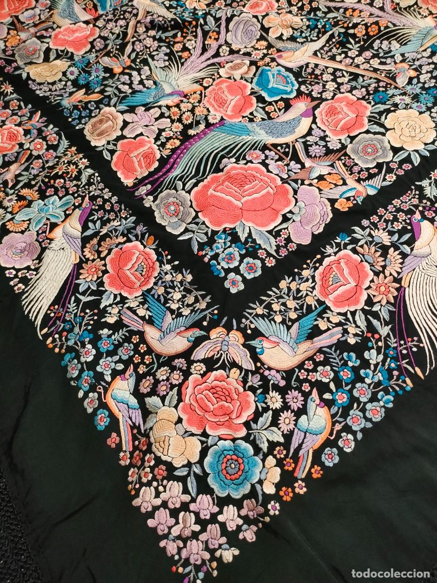 Antig&uuml;edades: Mant&oacute;n Antiguo de Manila de seda negra bordado con flores, aves y pavos reales &ndash; 150 x 150 cm