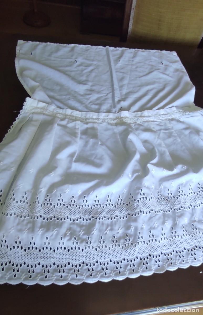 Antig&uuml;edades: LOTE DE 2 DELANTALES / FALDONES TRADICIONALES BLANCOS CON BORDADO INGL&Eacute;S Y TABLAS - Cintura 50 cm