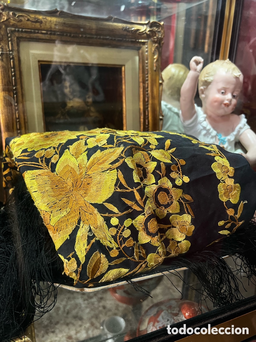 Antig&uuml;edades: Mant&oacute;n de Manila isabelino de &eacute;poca Negro bordado a mano en color Oro en seda natural. Siglo XIX