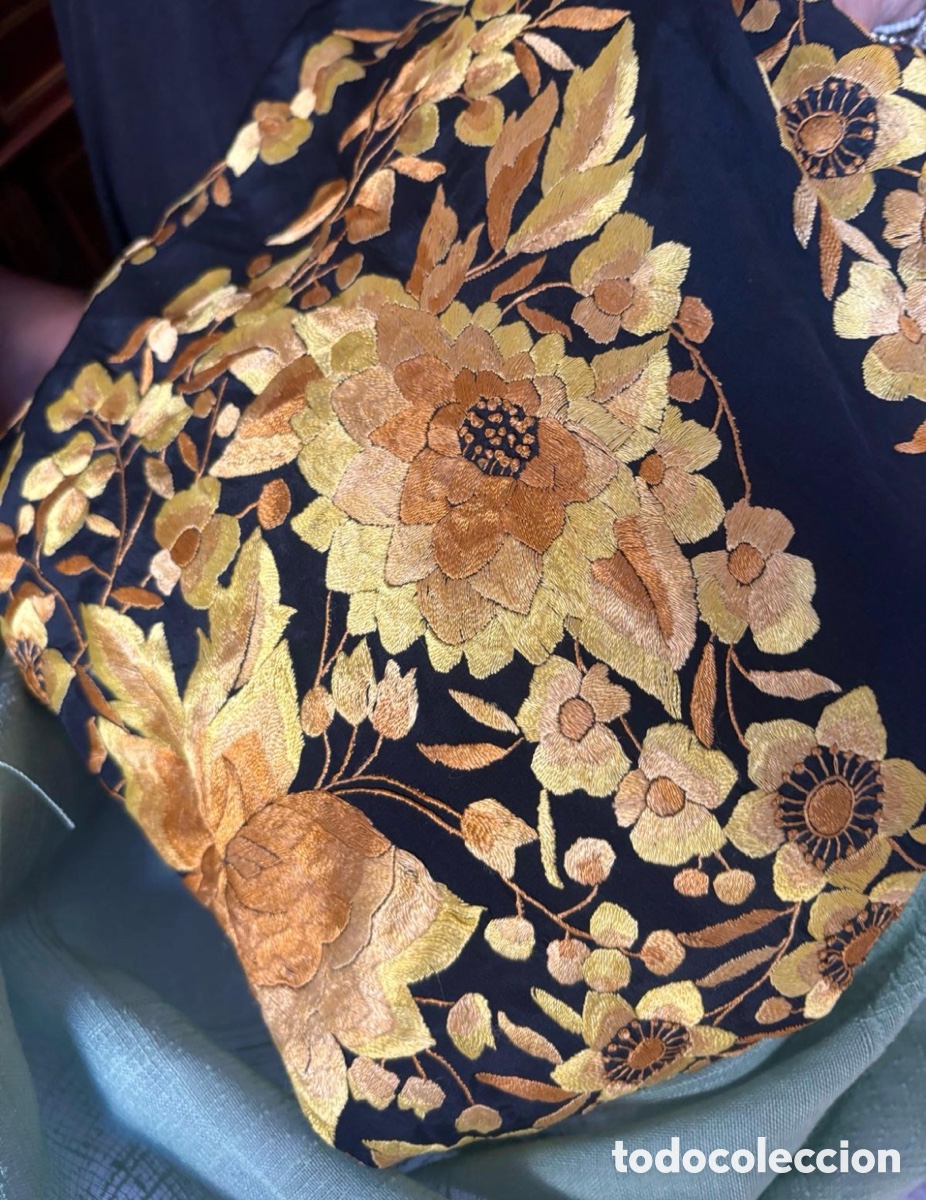 Antig&uuml;edades: Mant&oacute;n de Manila isabelino de &eacute;poca Negro bordado a mano en color Oro en seda natural. Siglo XIX