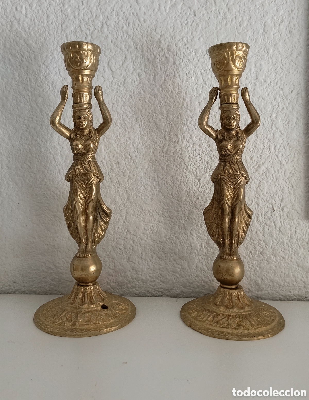 Antig&uuml;edades: Pareja de candelabros / pie de l&aacute;mpara en lat&oacute;n.