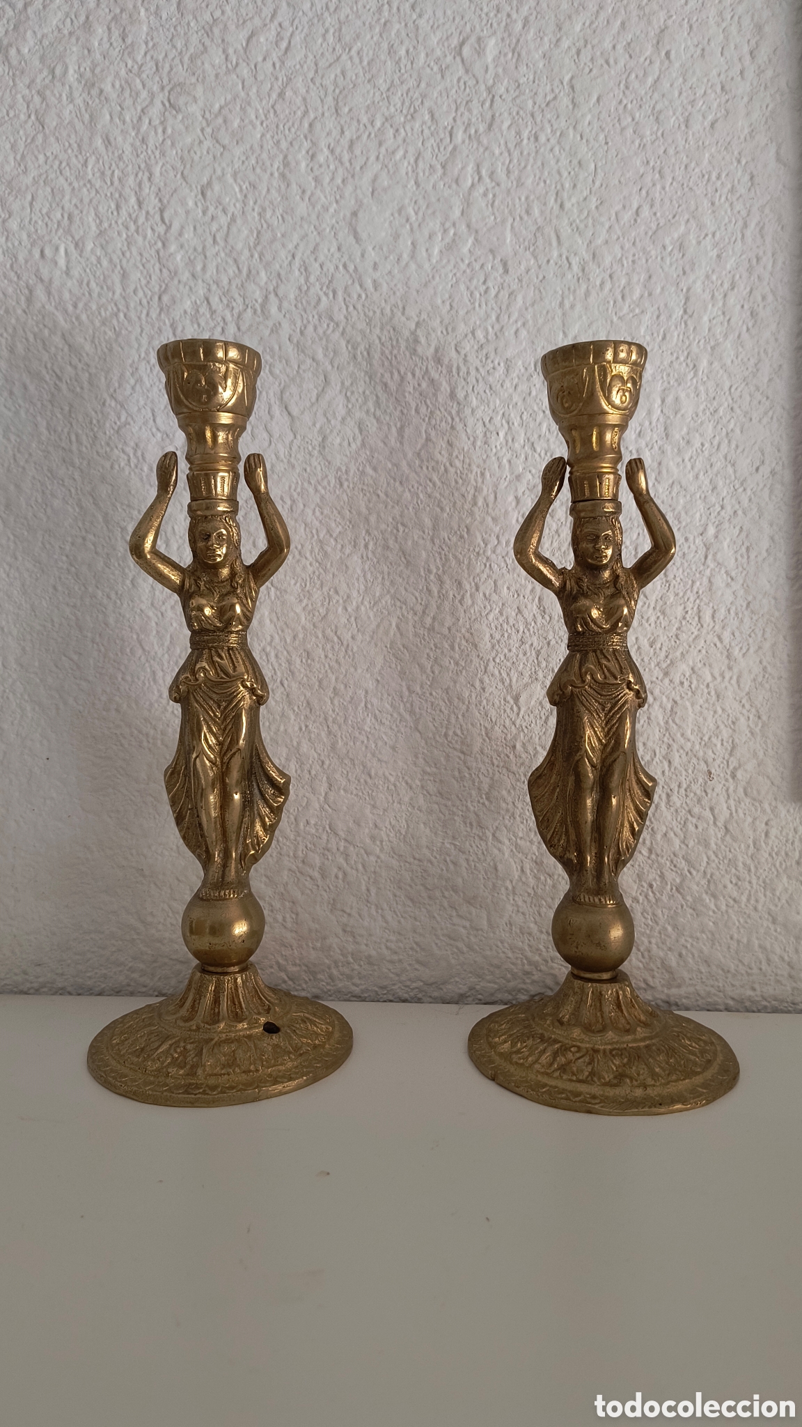 Antig&uuml;edades: Pareja de candelabros / pie de l&aacute;mpara en lat&oacute;n.