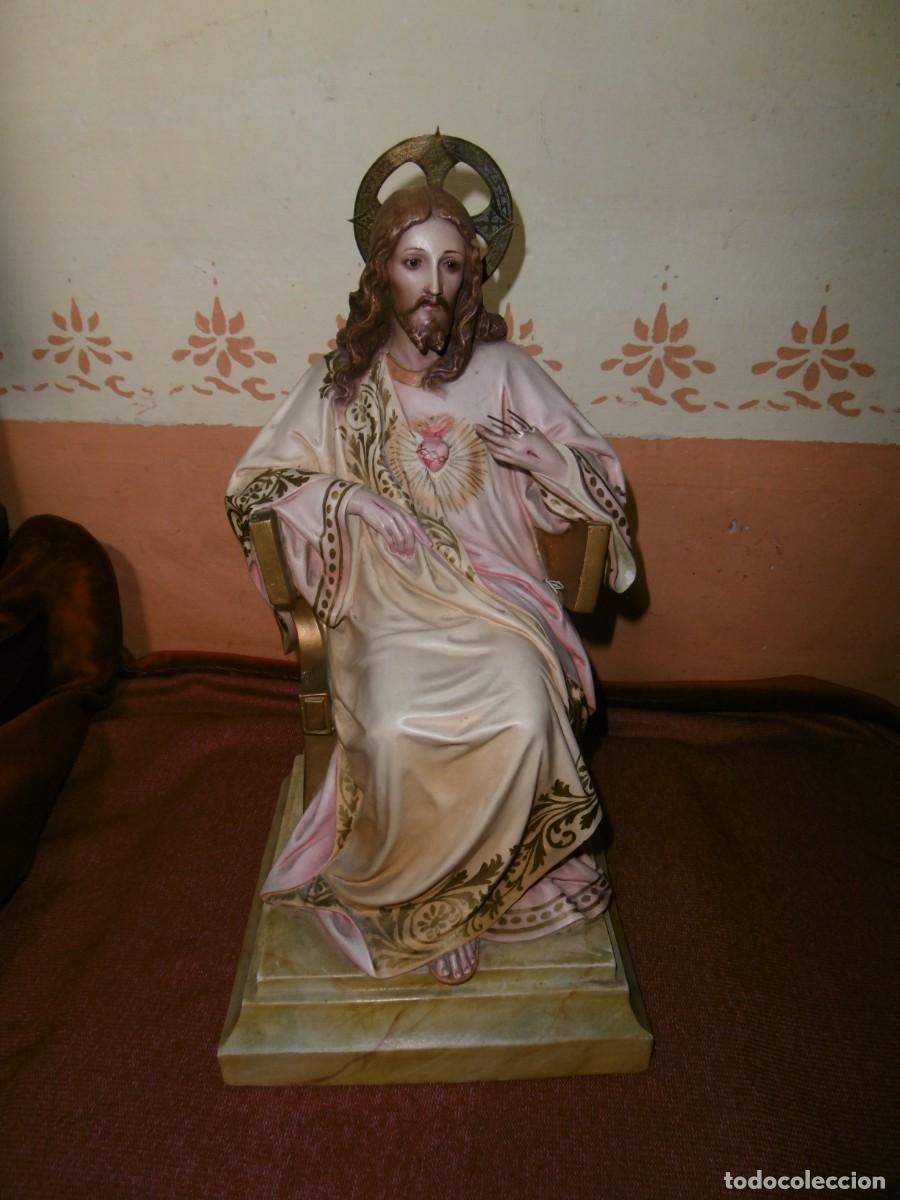 Antig&uuml;edades: ANTIGUA FIGURA SAGRADO CORAZ&Oacute;N DE JES&Uacute;S SENTADO. SELLO DE OLOT.