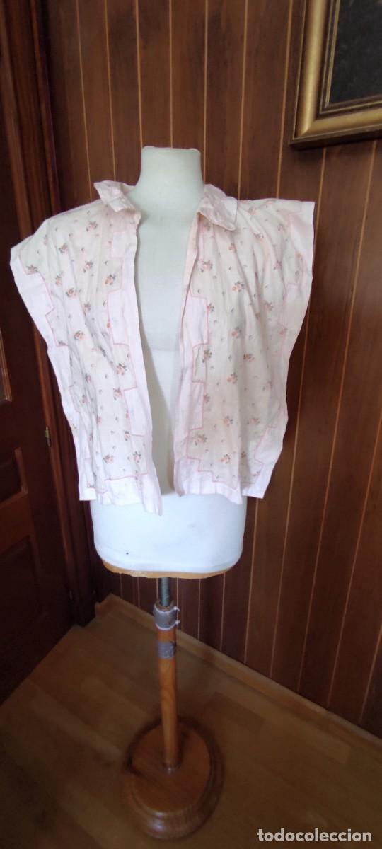 Antig&uuml;edades: LOTE DE 2 ESCLAVINAS/ CUBREHOMBROS TRADICIONALES: FLORAL ROSA Y AZUL BORDADA