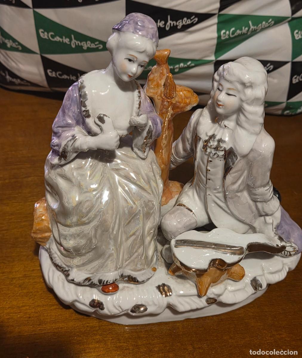 Antig&uuml;edades: Figura de Porcelana Esmaltada Nacarada &ndash; Escena Galante Barroca / Rococ&oacute;